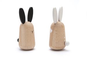 Dvojice dřevěných králíků 